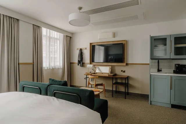 1 Bedroom, Suite, Queen Bed, Kitchenette, Club Quarters Hotel London City 2/9