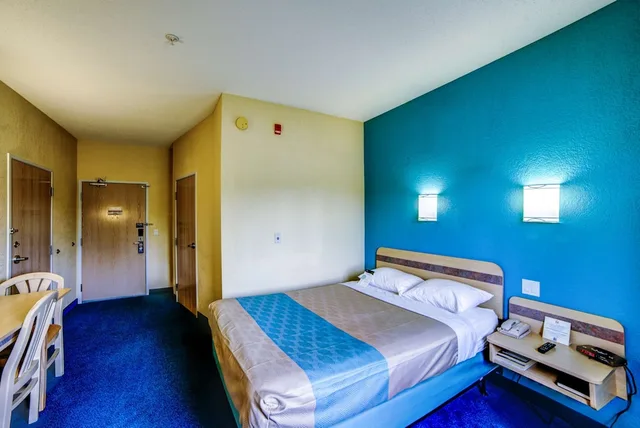 غرفة قياسية بسرير كوين، Motel6 Huntsville, ON 2/8