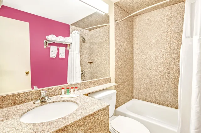غرفة بسرير كينج، Ramada By Wyndham Rockaway 2/2