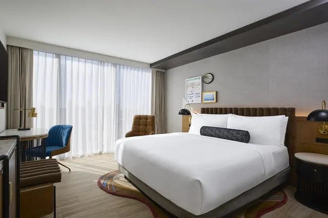 غرفة بسرير كينج بإطلالة على البحر، Hyatt Centric South Beach Miami 2/6