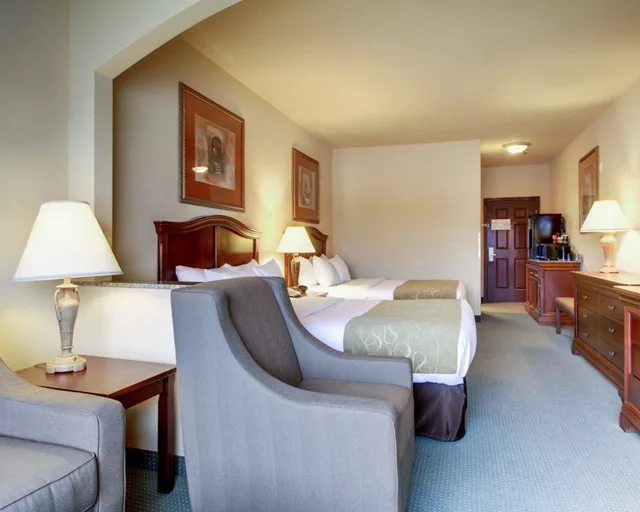 جناح بسريرين كوين بإطلالة على النهر، Clarion Suites Vidalia Riverfront 4/4