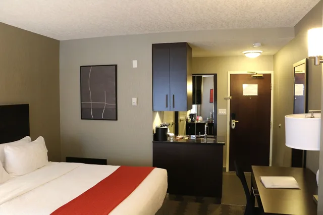 غرفة قياسية بسريرين كوين في طابق منخفض، Holiday Inn Calgary- Airport 1/10