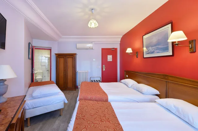 Family, 1 Double and 3 Single Beds، Hotel Richmond 1/10