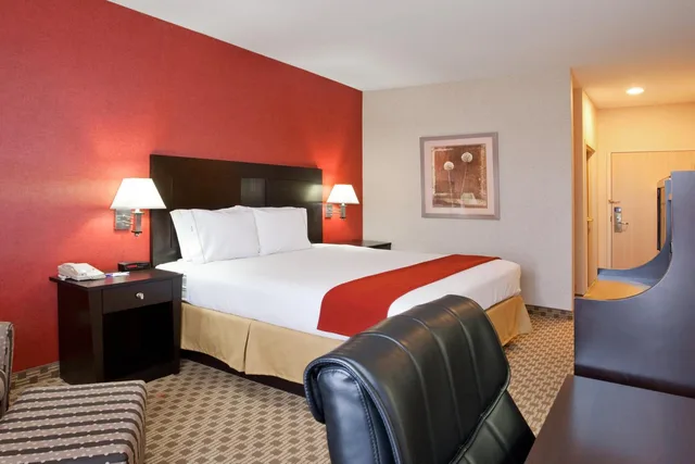 غرفة داخلية بسرير كينج للمدخنين، Quality Inn & Suites Oakwood Village - Cleveland South 2/3