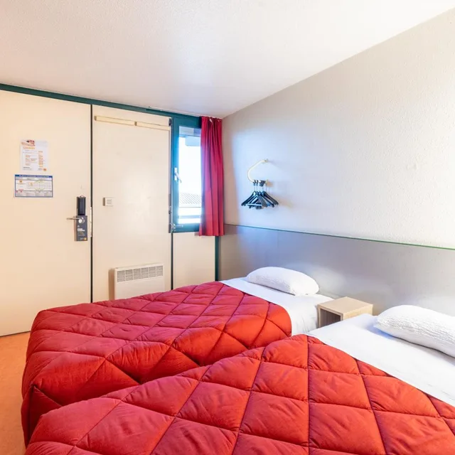 Room, Twin Beds, Premiere Classe Angers Ouest - Beaucouze 2/6