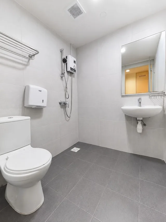 Family Suite, Queen and Twin Beds, No Window, Sandpiper Hotel 7/7