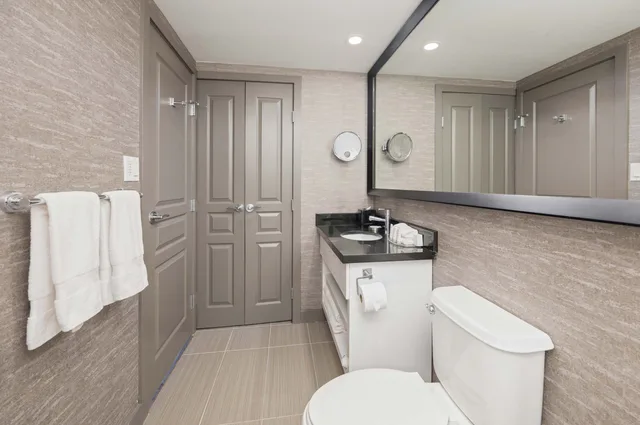 Grand Penthouse Jacuzzi Suite, 1 King, Sofa Bed, Kitchen، Sandman Signature Toronto Airport Hotel 3/4