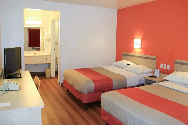 غرفة قياسية بسريرين مزدوجين، Motel6 Enfield, CT - Hartford 1/4