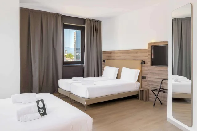 غرفة قياسية رباعية بسرير كوين مع أريكة، B&B HOTEL Prato City Center 2/8