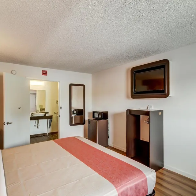 1 Queen Bed - Non-Smoking, Micfridge، Motel6 Berea, KY 3/10