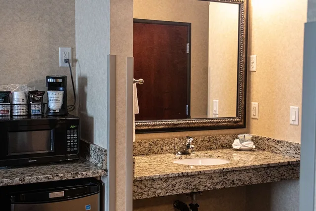 Standard, King Bed, Jetted Tub, Accessible, Best Western University Inn & Suites 6/6
