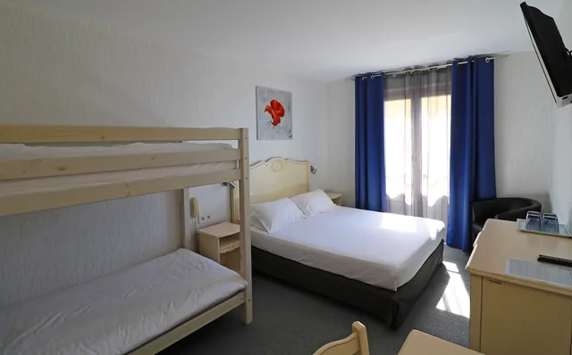 غرفة رباعية بسرير كوين وسرير بطابقين، Hotel Napoleon 2/4