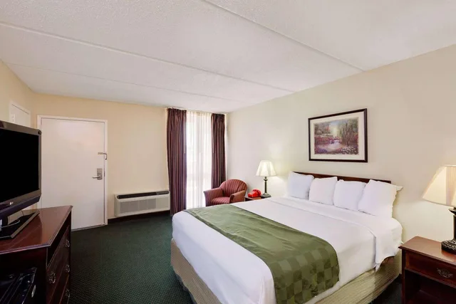 غرفة بسرير كوين بحوض استحمام لذوي الإعاقة، Days Inn by Wyndham Bay City 1/4