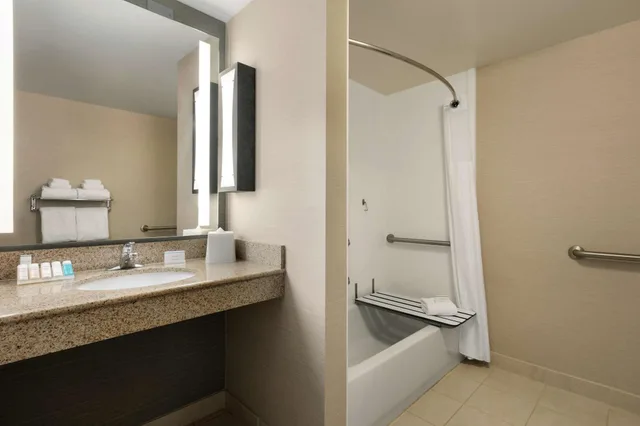 غرفة لذوي الإعاقة، Hilton Garden Inn Harrisburg East 2/2