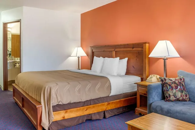 غرفة قياسية بسرير كينج مع أريكة، Quality Inn & Suites Prairie Du Chien 2/3