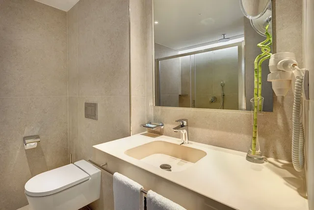 غرفة بثلاثة أسرّة بإطلالة على المسبح بشرفة، Hipotels Bahia Cala Millor - Adults Only 2/2