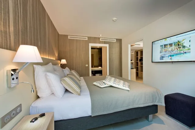 جناح جونيور بسرير كينج بشرفة، Golden Tulip Sophia Antipolis - Hotel & Spa 1/3
