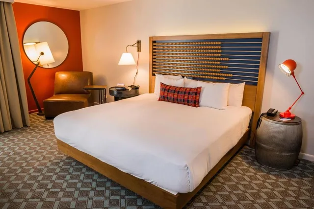 غرفة بسرير كينج بشرفة، Chaminade Resort and Spa 4/8