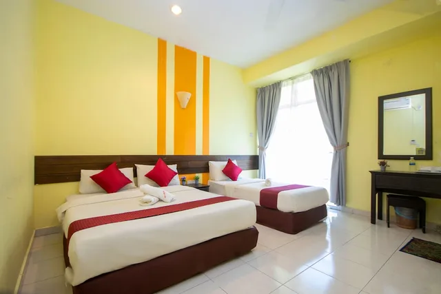غرفة عائلية بسريرين كوين بشرفة، Sun Inns Rest House Kuantan 2/8