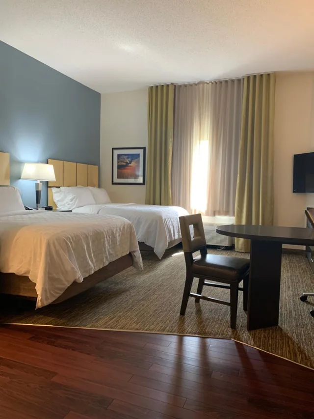 غرفة بسرير كوين مع أريكة لذوي الإعاقة، Candlewood Suites Fargo N Dakota State University 2/8