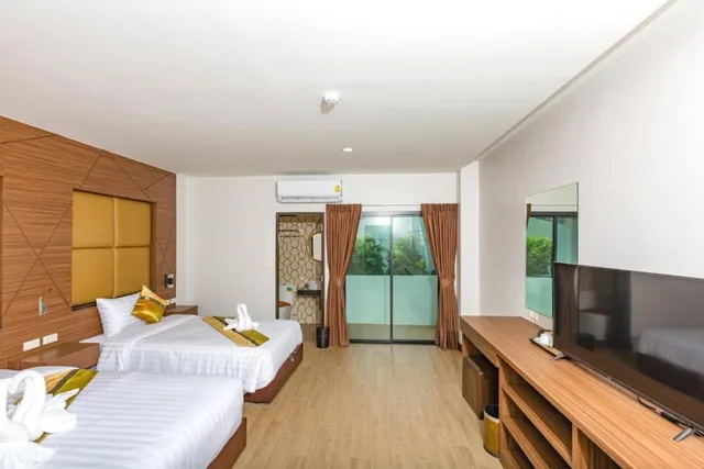 غرفة ديلوكس ثلاثية بسرير مزدوج وسرير فردي، The Bell Airport Phuket Hotel 1/4