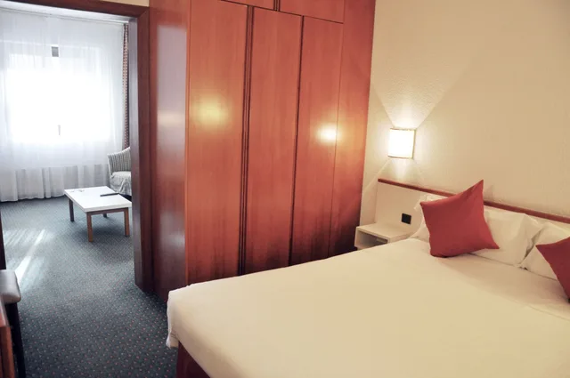 غرفة قياسية بسرير مزدوج وسريرين منفصلين، Mercure Andorra Hotel 3/6