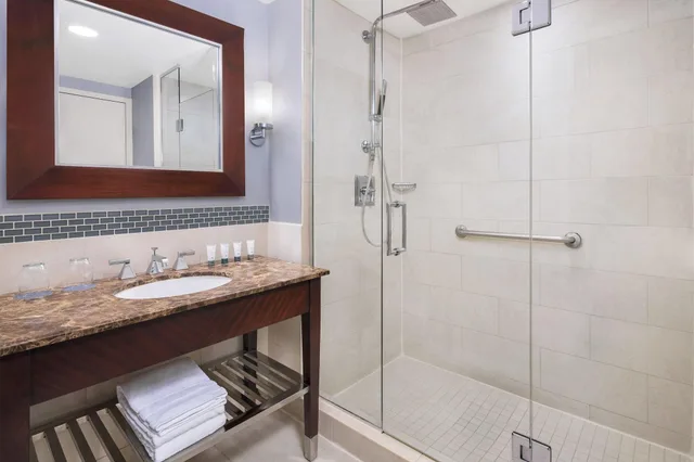 غرفة بسرير كينج بإطلالة على المدينة، The Westin Washington National Harbor 7/7