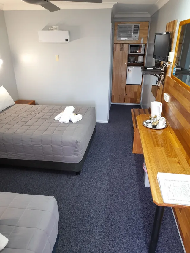 غرفة أساسية بسرير مزدوج وسرير فردي، CIVIC MOTEL GRAFTON 1/3