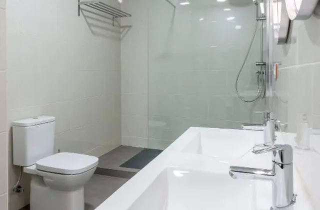 غرفة عائلية بأسرّة بطابقين بحمام خاص، Ant Hostel Barcelona 1/2