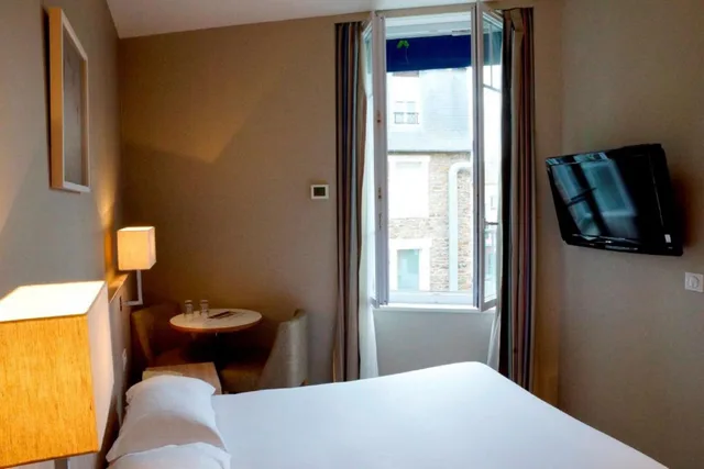 غرفة بسرير مزدوج بإطلالة على الفناء، Hotel Antinea 2/2