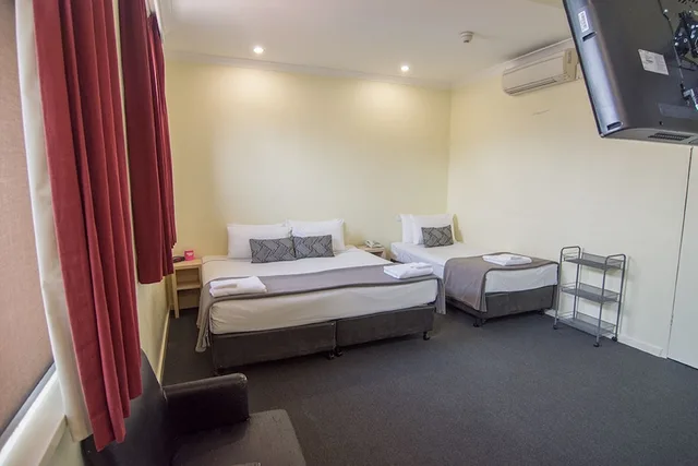 Miami, Triple, 1 King and 1 Single Beds، Miami Hotel Melbourne 3/4