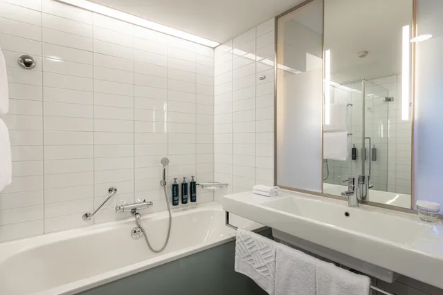 غرفة بسريرين منفصلين، Hilton Helsinki Airport 4/8