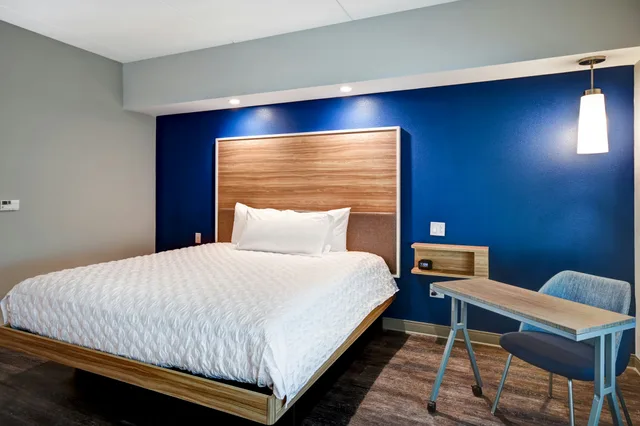 غرفة بسرير كينج لذوي الإعاقة، Tru By Hilton Raleigh Durham Airport 1/6