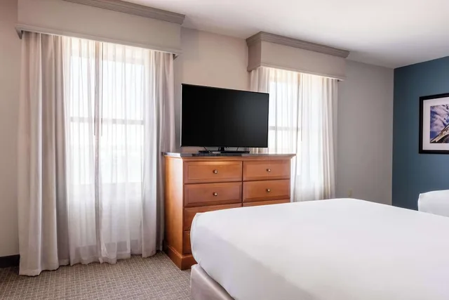 جناح بسريرين كوين بغرفتين مع أريكة، Drury Plaza Hotel Broadview Wichita 1/4