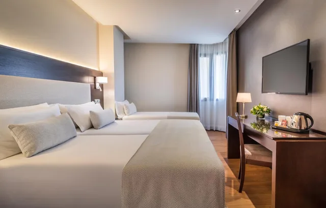 غرفة ثلاثية بثلاثة أسرّة، Occidental Granada 2/9