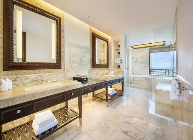 جناح بسرير كينج بإطلالة على البحر بشرفة بغرفة نوم واحدة، The St Regis Sanya Yalong Bay Resort 4/4