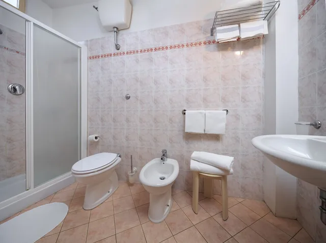 غرفة اقتصادية رباعية بسرير كوين وسريرين منفصلين، Hotel Arno Bellariva 2/2