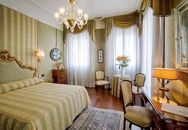 Triple, 1 Double and 1 Single Bed, San Marco View، Locanda Vivaldi Hotel 2/5