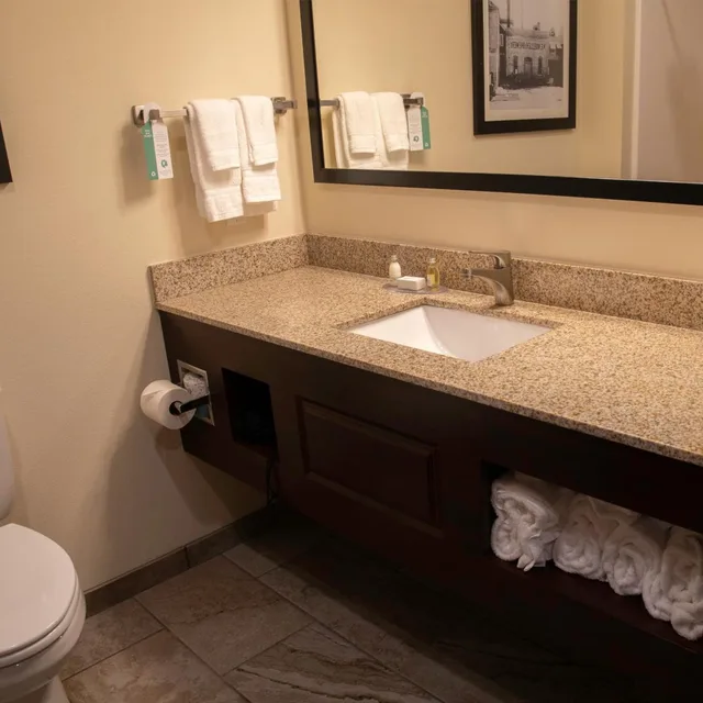 غرفة، Cobblestone Hotel & Suites - Two Rivers 10/10