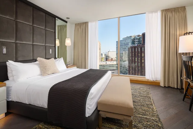 Skyline, Suite, King Bed, Club Floor, Accessible، The Windsor Suites 1/1