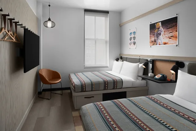 غرفة قياسية بسريرين كوين، Moxy Houston Downtown 5/6