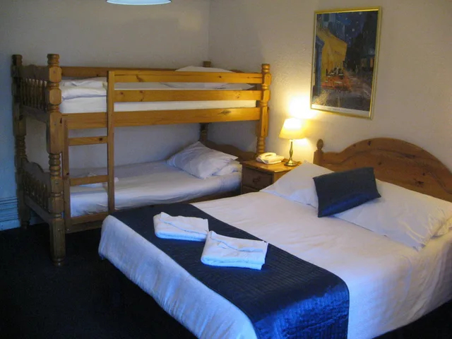 غرفة عائلية رباعية بسرير مزدوج وسريرين منفصلين، The Corner House Hotel Guest House 2/7