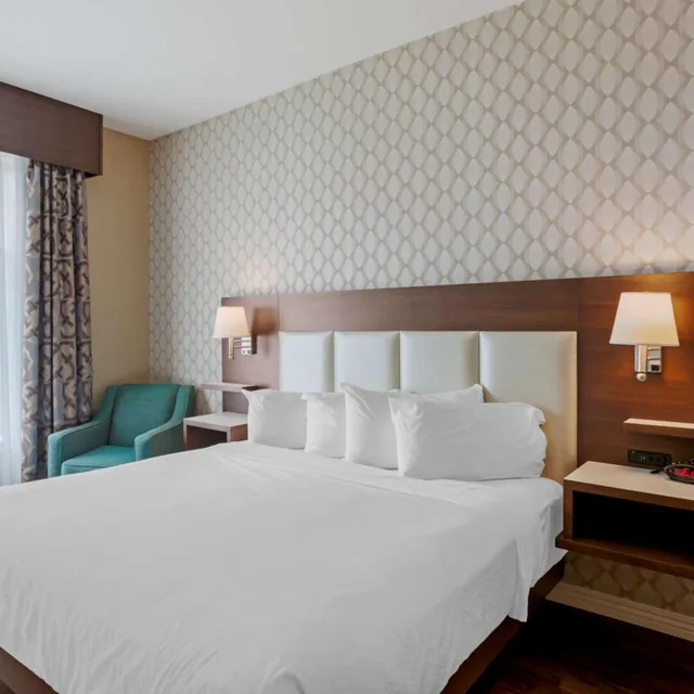 جناح بسرير كينج بغرفة نوم واحدة مع أريكة، Best Western Plus St. John s Airport Hotel and Suites 4/10