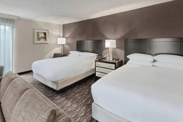 غرفة رباعية بسريرين كوين لذوي الإعاقة، Delta Hotels by Marriott Baltimore North 1/4