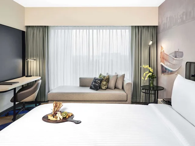 جناح سوبيريور بسرير كينج بمنطقة جلوس، Novotel Mumbai International Airport 1/5