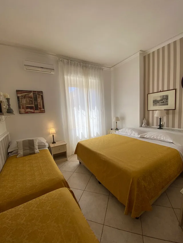 غرفة رباعية، Hotel Europeo 1/6
