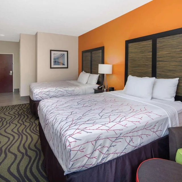 غرفة ديلوكس بسريرين كوين، La Quinta Inn by Wyndham Calhoun South I-75 3/8