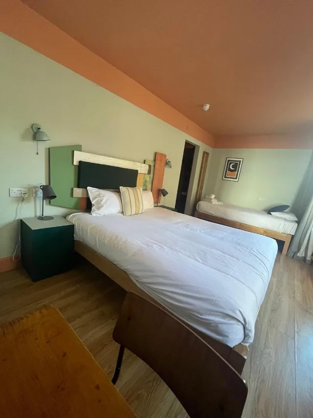 غرفة قياسية ثلاثية بسرير مزدوج وسرير فردي، West Beach Hotel 1/1