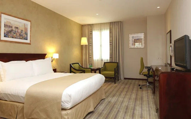 غرفة قياسية بسريرين منفصلين بإطلالة على المدينة للمدخنين، هوليداي إن - العليا(Holiday Inn Olaya) 5/10