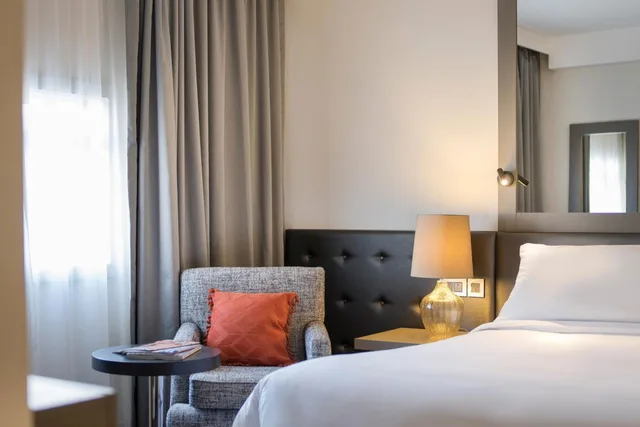 غرفة كلوب بسريرين منفصلين مع دخول صالة النادي، Sheraton Heathrow Hotel 3/8